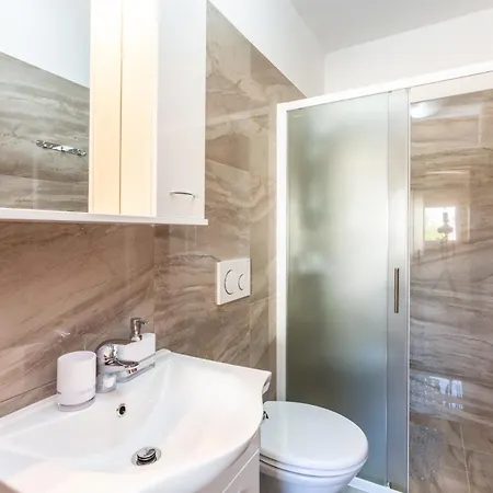 Irina - A4 First Floor - Mpolo Apartment *